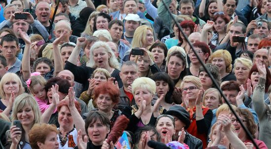 Concert and rally devoted to referendum on status of Lugansk Republic