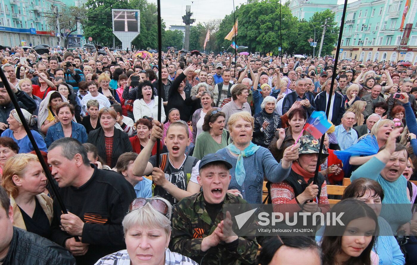 Concert and rally devoted to referendum on status of Lugansk Republic