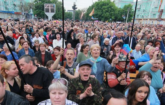 Concert and rally devoted to referendum on status of Lugansk Republic