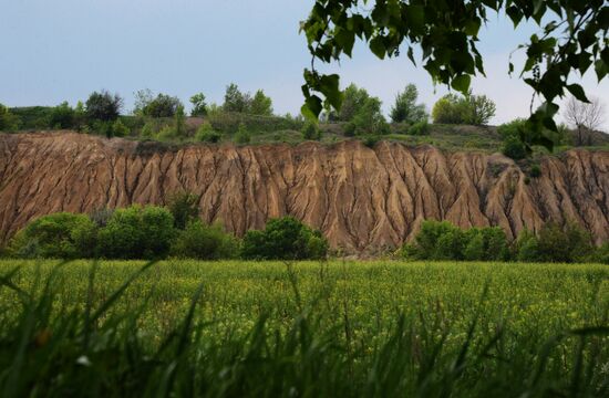 Spoil tips around Donetsk mines