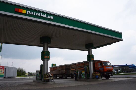 Parallel gas station