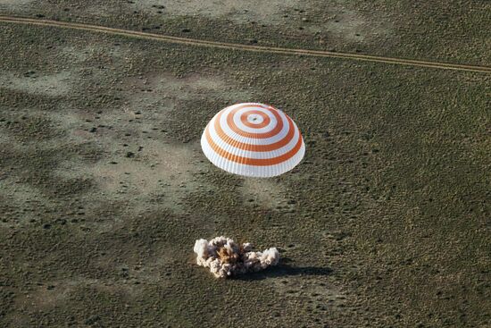 Crew of the ISS Expedition 38/39 returns to Earth