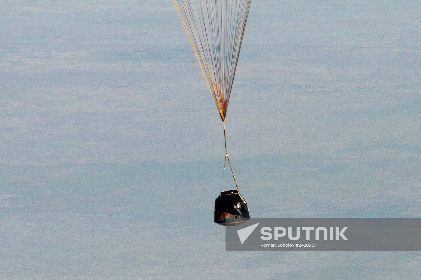 Crew of the ISS Expedition 38/39 returns to Earth