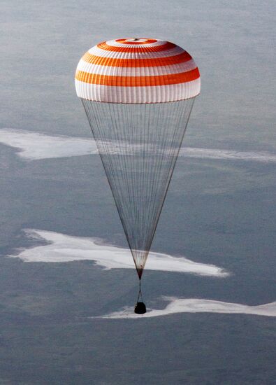 Crew of the ISS Expedition 38/39 returns to Earth