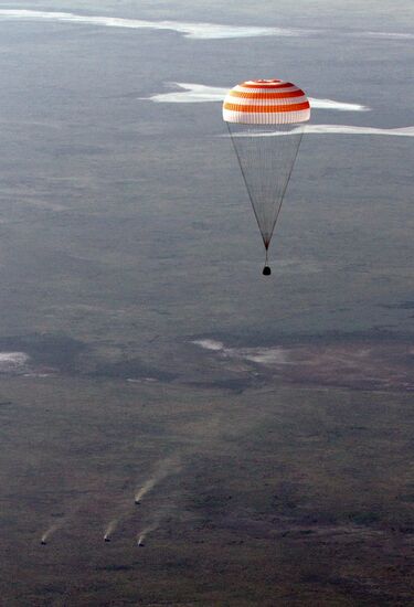 Crew of the ISS Expedition 38/39 returns to Earth