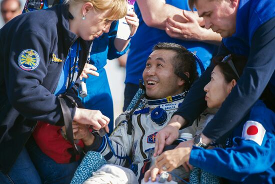 Crew of the ISS Expedition 38/39 returns to Earth