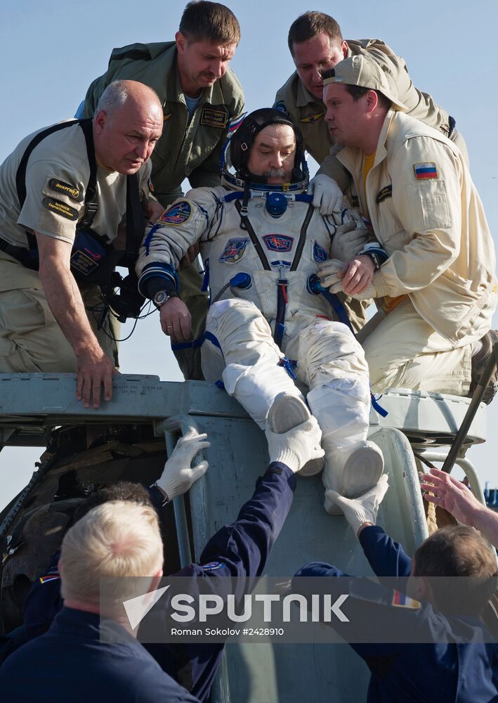 Crew of the ISS Expedition 38/39 returns to Earth