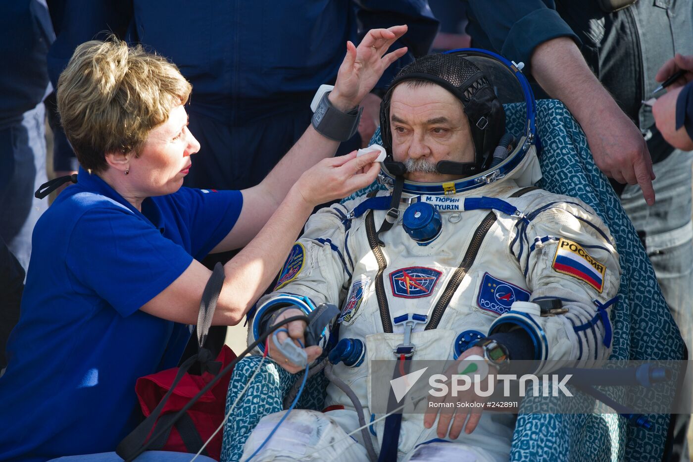 Crew of the ISS Expedition 38/39 returns to Earth