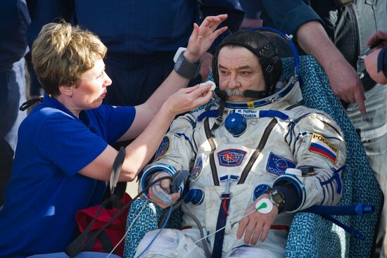 Crew of the ISS Expedition 38/39 returns to Earth