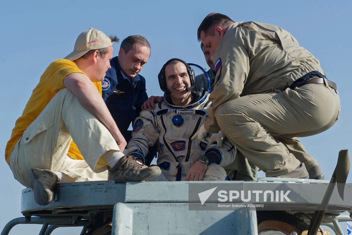 Crew of the ISS Expedition 38/39 returns to Earth