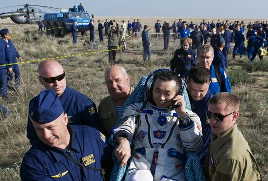 Crew of the ISS Expedition 38/39 returns to Earth