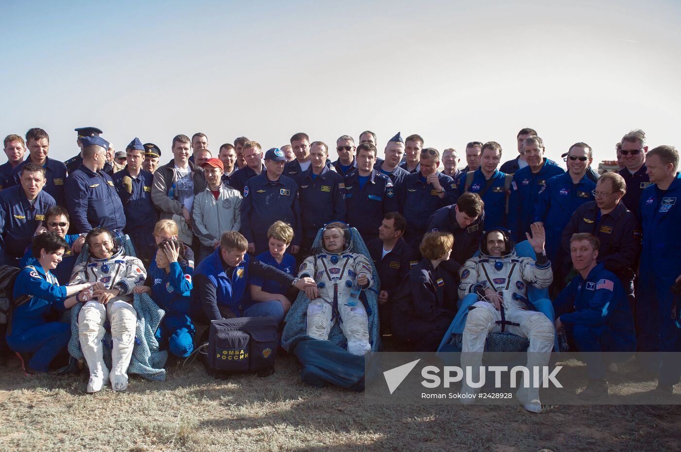 Crew of the ISS Expedition 38/39 returns to Earth
