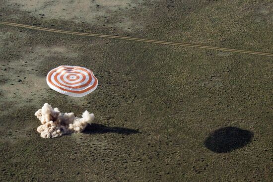 Crew of the ISS Expedition 38/39 returns to Earth