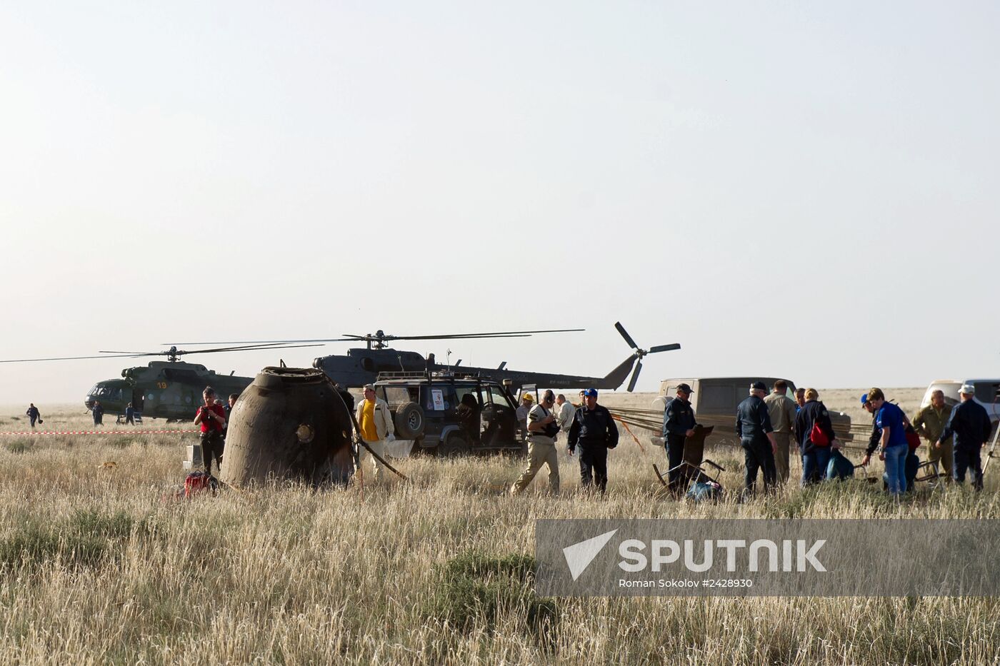 Crew of the ISS Expedition 38/39 returns to Earth