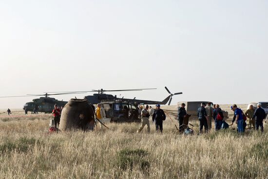 Crew of the ISS Expedition 38/39 returns to Earth