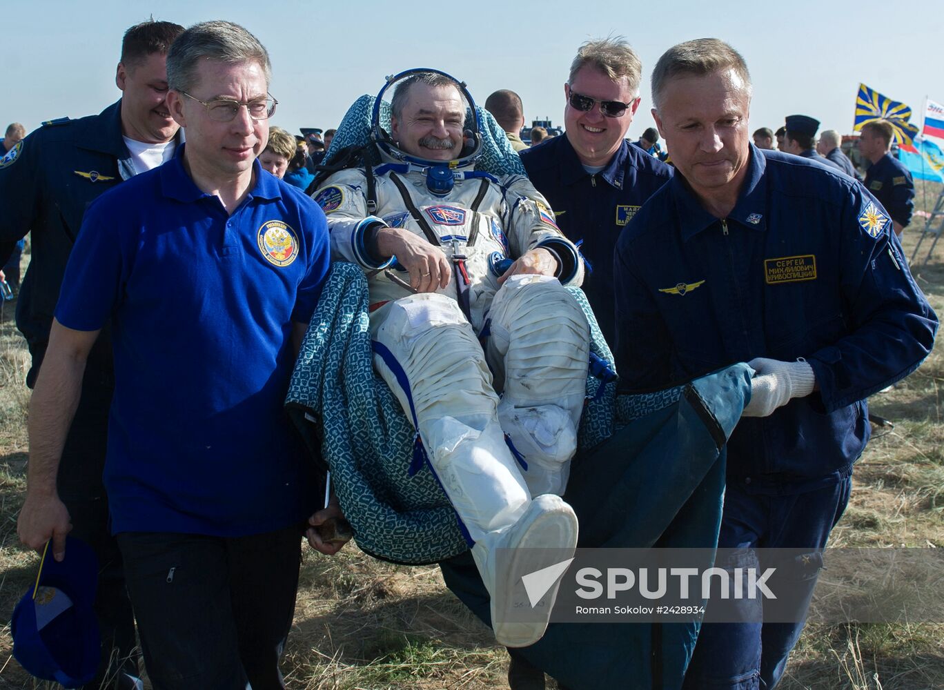Crew of the ISS Expedition 38/39 returns to Earth