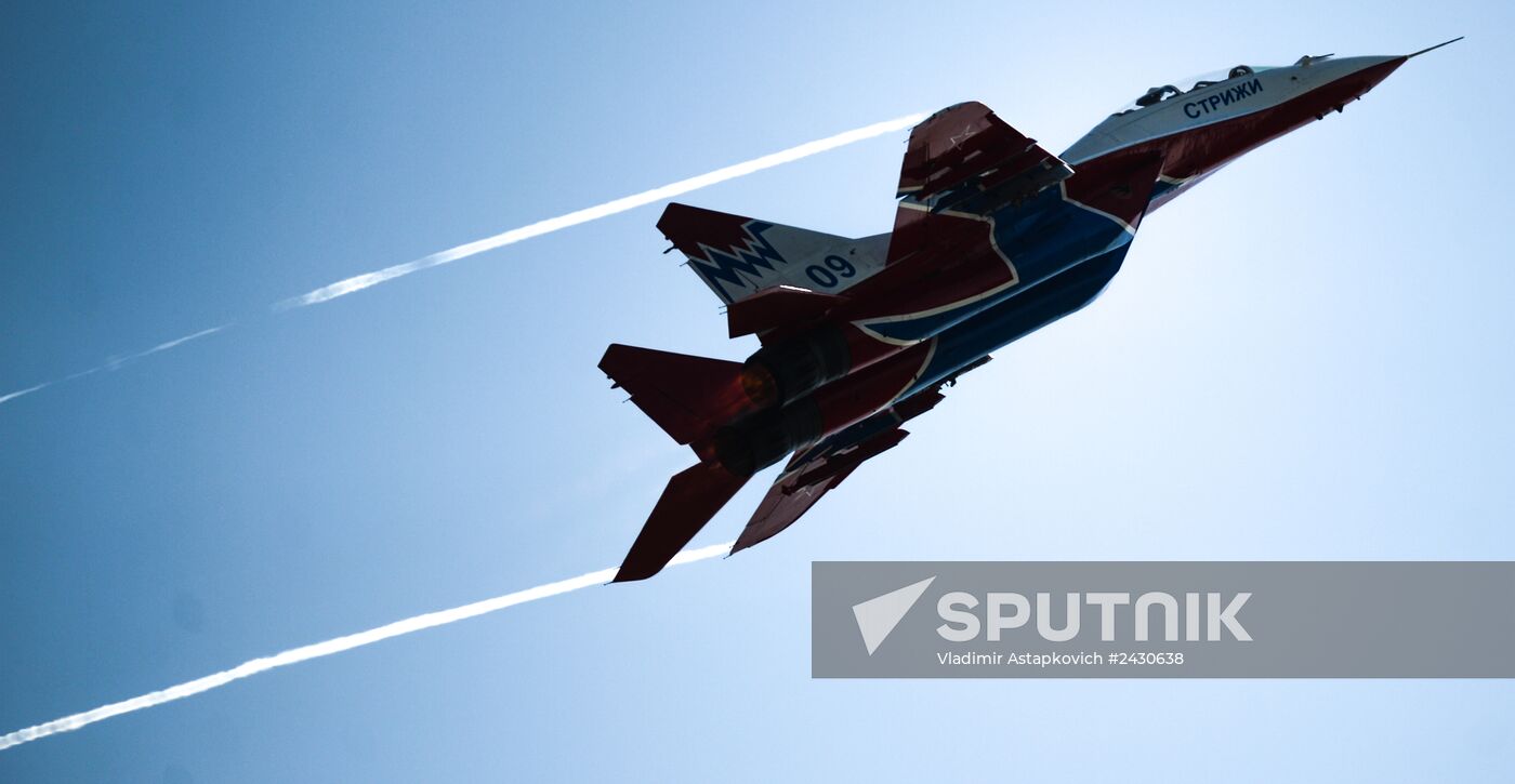 "Strizhi" and "Russkiye Vityazi" aerobatic teams celebrate anniversary