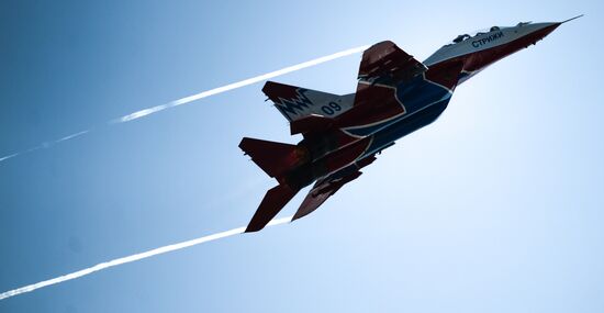 "Strizhi" and "Russkiye Vityazi" aerobatic teams celebrate anniversary