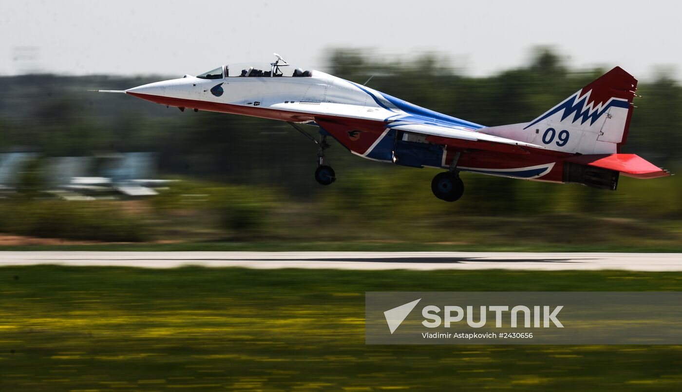 "Strizhi" and "Russkiye Vityazi" aerobatic teams celebrate anniversary