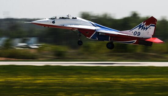 "Strizhi" and "Russkiye Vityazi" aerobatic teams celebrate anniversary