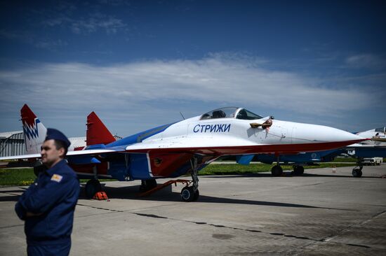 "Strizhi" and "Russkiye Vityazi" aerobatic teams celebrate anniversary