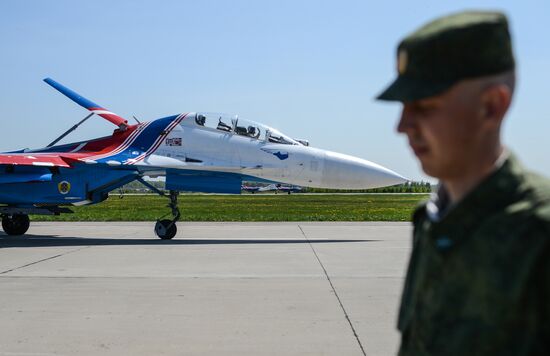 "Strizhi" and "Russkiye Vityazi" aerobatic teams celebrate anniversary