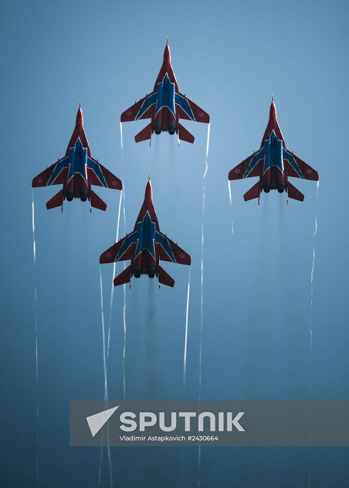 "Strizhi" and "Russkiye Vityazi" aerobatic teams celebrate anniversary