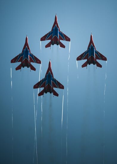 "Strizhi" and "Russkiye Vityazi" aerobatic teams celebrate anniversary