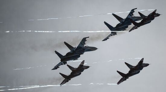 "Strizhi" and "Russkiye Vityazi" aerobatic teams celebrate anniversary