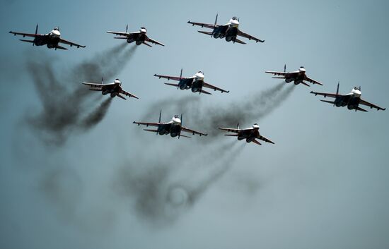 "Strizhi" and "Russkiye Vityazi" aerobatic teams celebrate anniversary