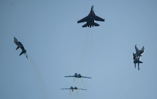 "strizhi" and "Russkiye Vityazi" aerobatic teams celebrate anniversary