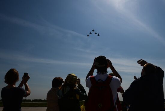 "Strizhi" and "Russkiye Vityazi" aerobatic teams celebrate anniversary