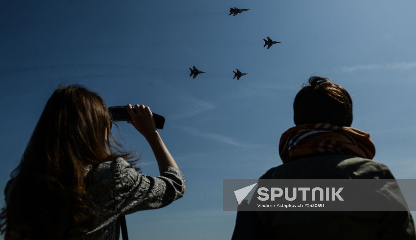 "strizhi" and "Russkiye Vityazi" aerobatic teams celebrate anniversary