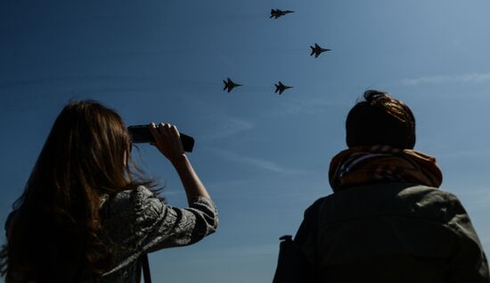 "strizhi" and "Russkiye Vityazi" aerobatic teams celebrate anniversary
