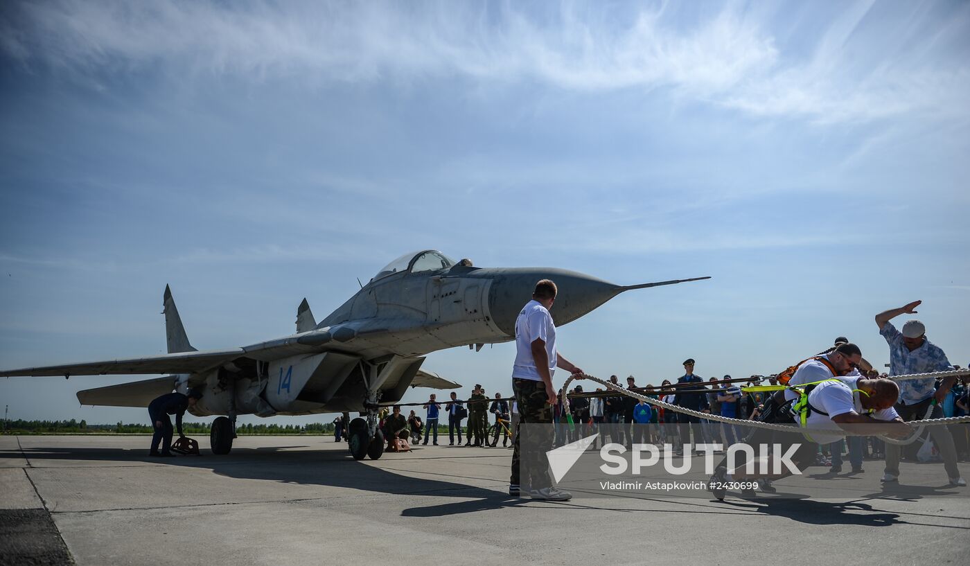"strizhi" and "Russkiye Vityazi" aerobatic teams celebrate anniversary