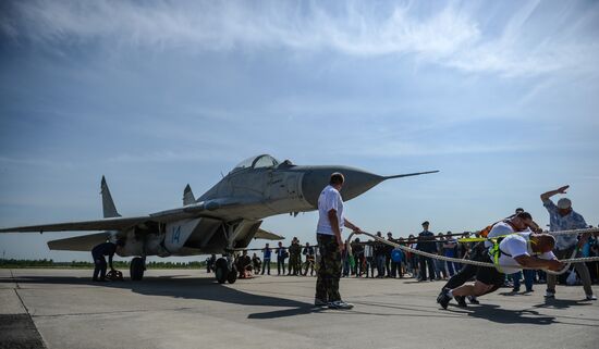 "strizhi" and "Russkiye Vityazi" aerobatic teams celebrate anniversary