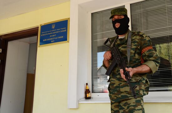 "Vostok" militia battalion take over Military Unit 3037 in Donetsk