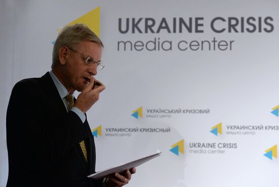 Swedish Foreign Minister Carl Bildt visits Kiev