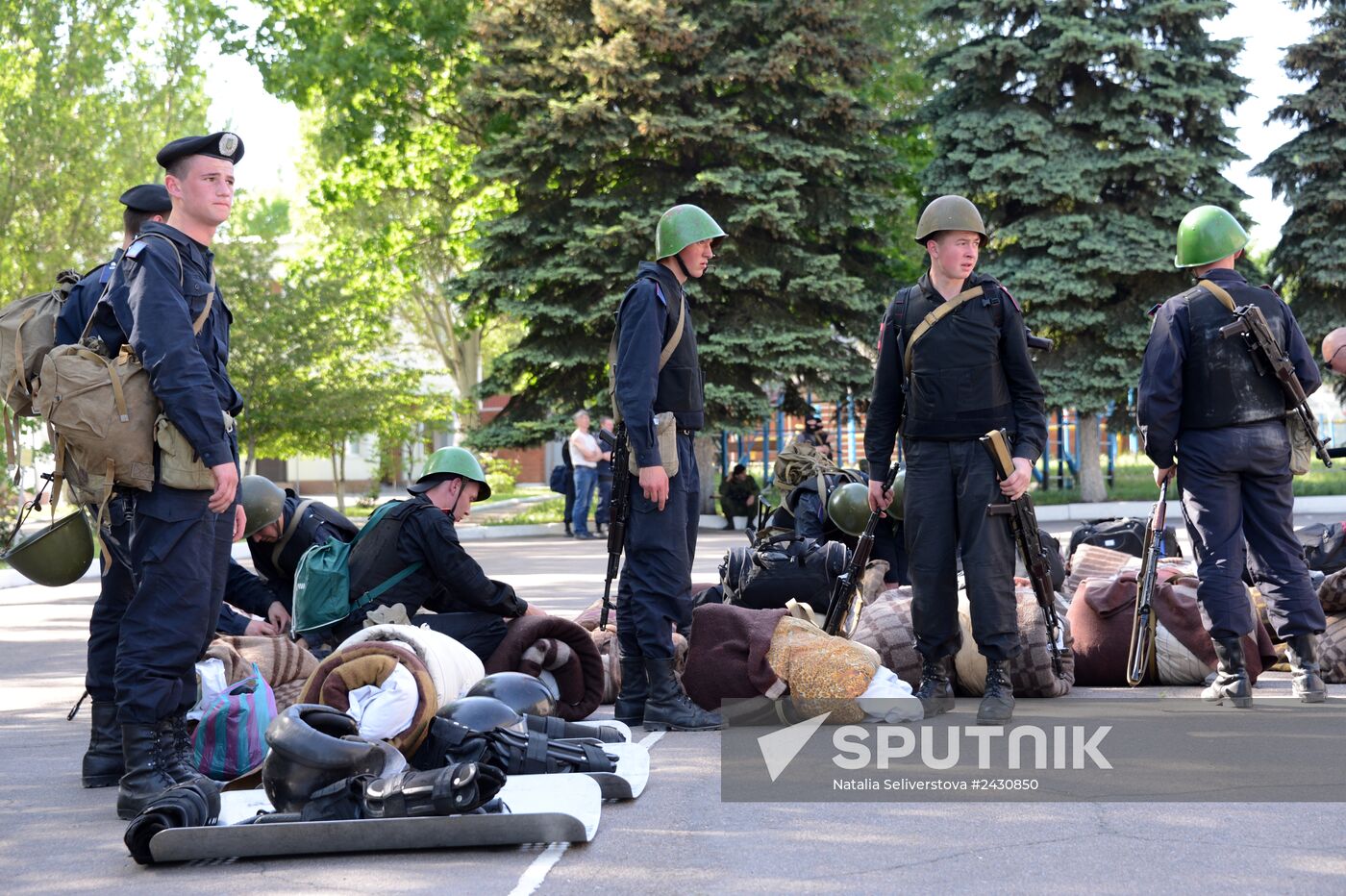 "Vostok" militia battalion take over Military Unit 3037 in Donetsk