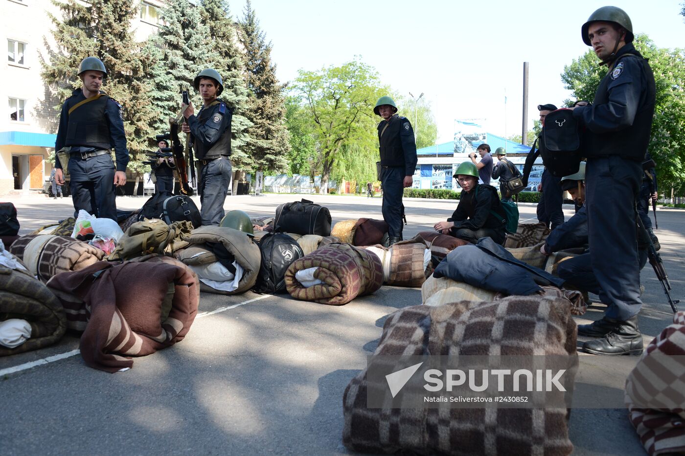 "Vostok" militia battalion take over Military Unit 3037 in Donetsk