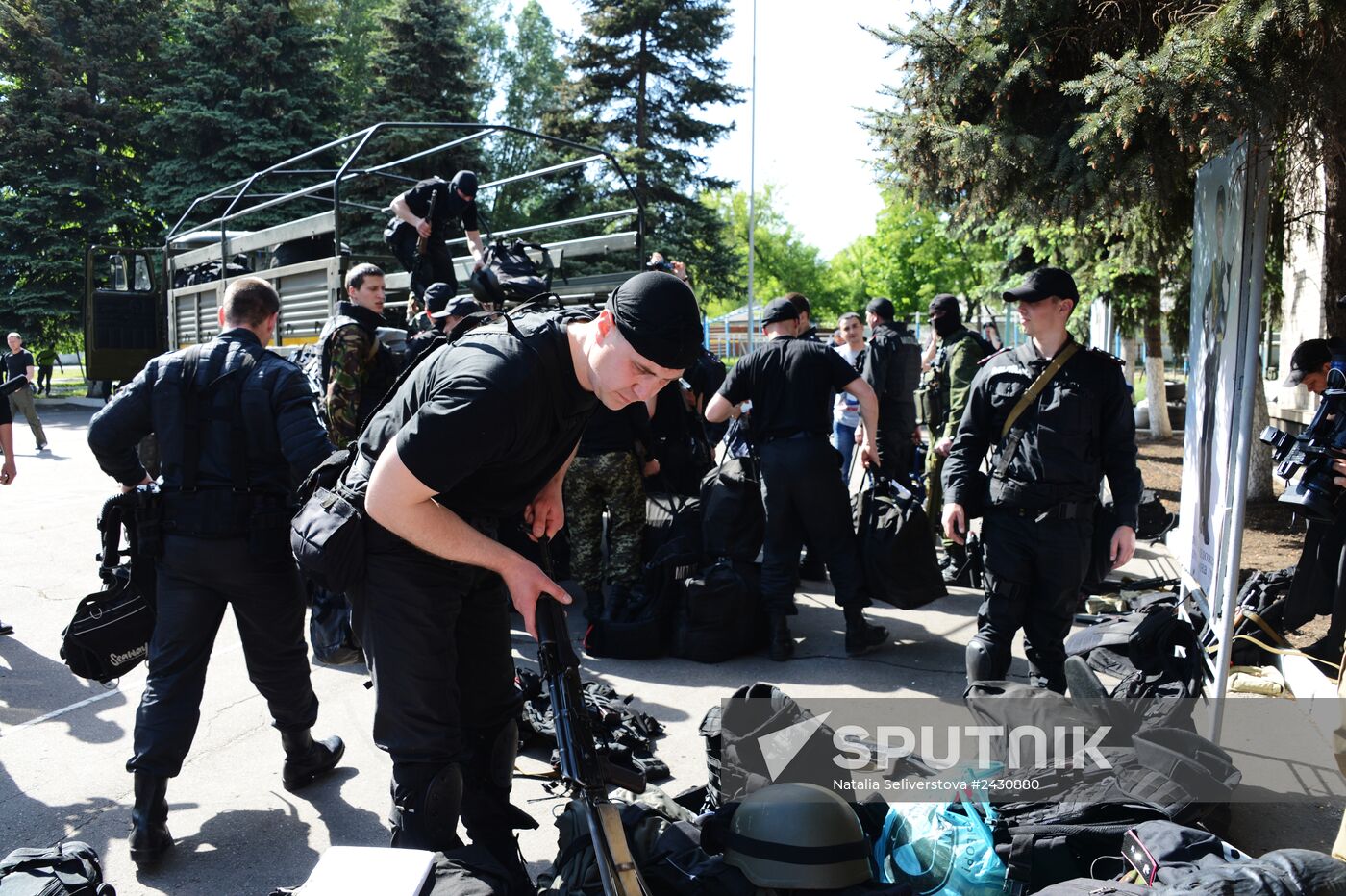 "Vostok" militia battalion take over Military Unit 3037 in Donetsk