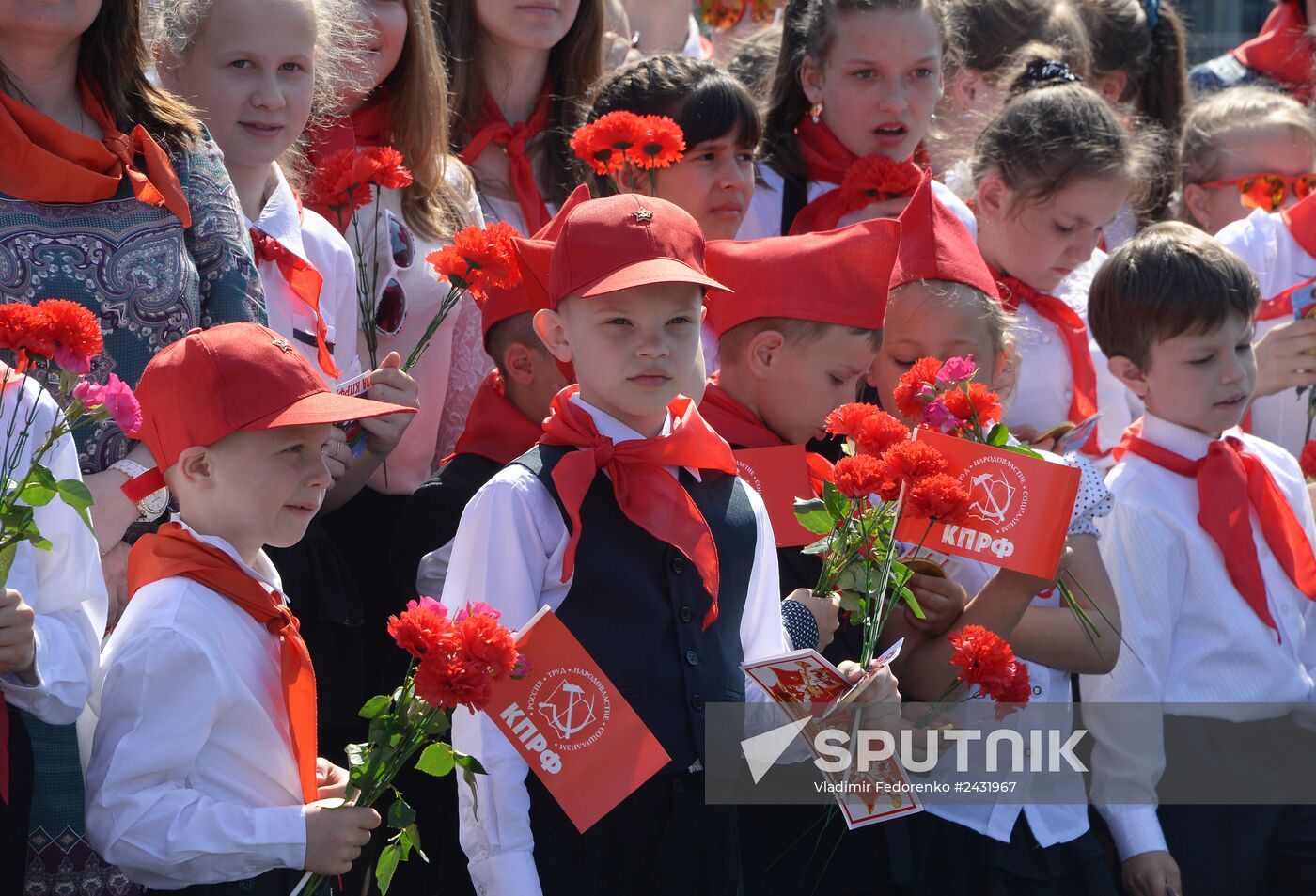 Children join Young Pioneer Organization on Moscow's Red Square