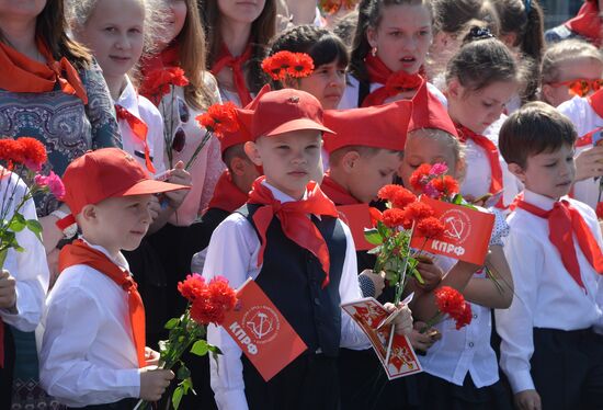Children join Young Pioneer Organization on Moscow's Red Square