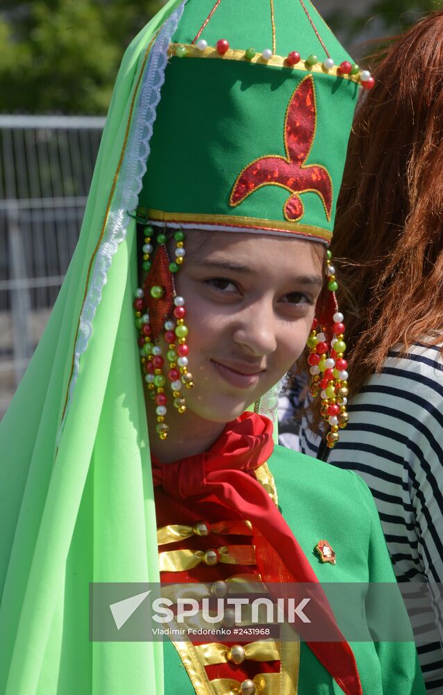 Children join Young Pioneer Organization on Moscow's Red Square