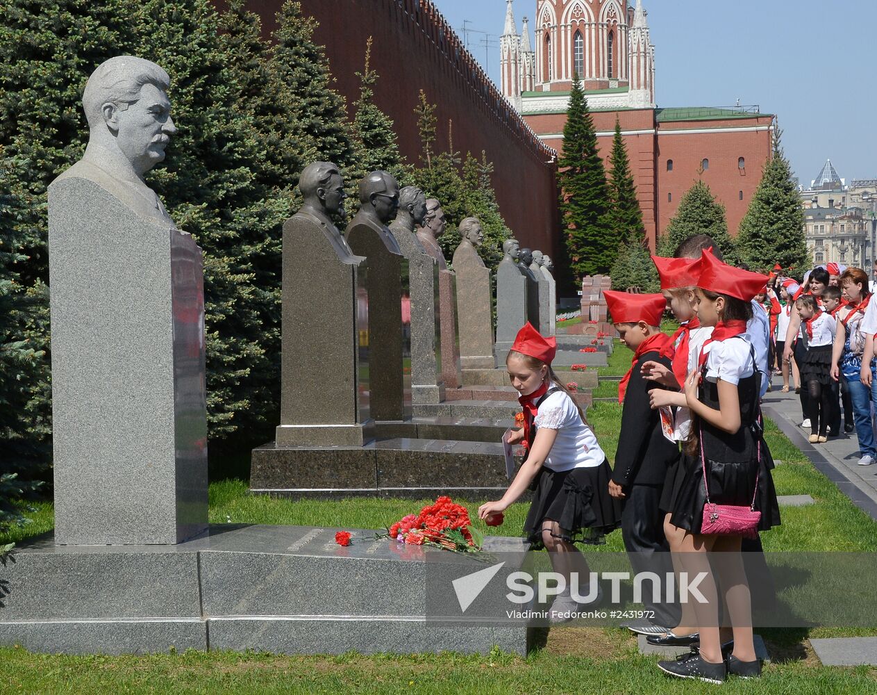 Children join Young Pioneer Organization on Moscow's Red Square