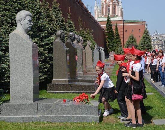 Children join Young Pioneer Organization on Moscow's Red Square