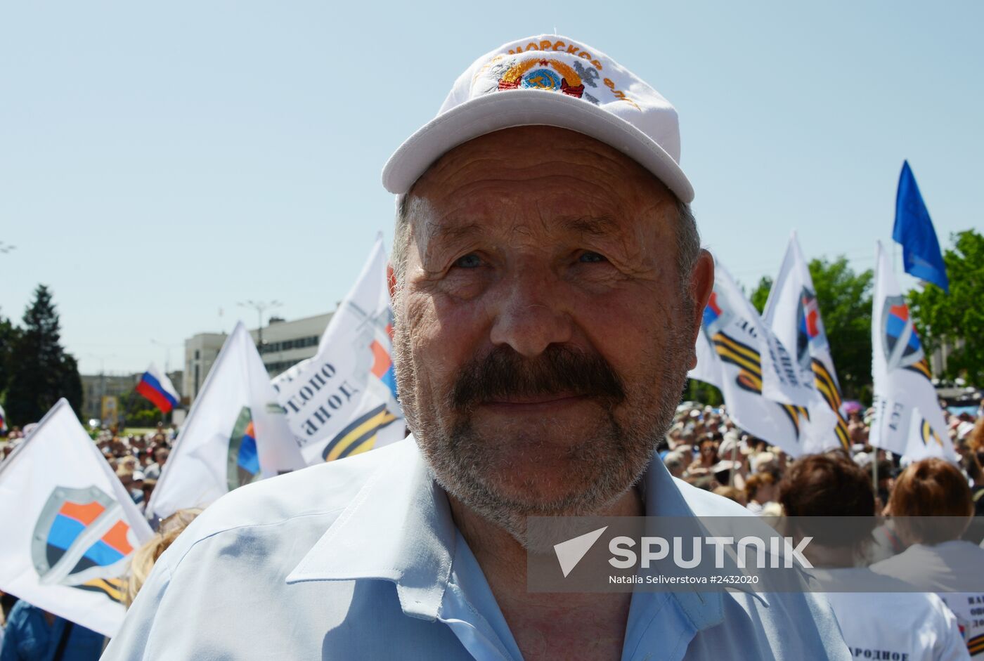 Rally in support of Donetsk People's Republic on Lenin Square in Donetsk