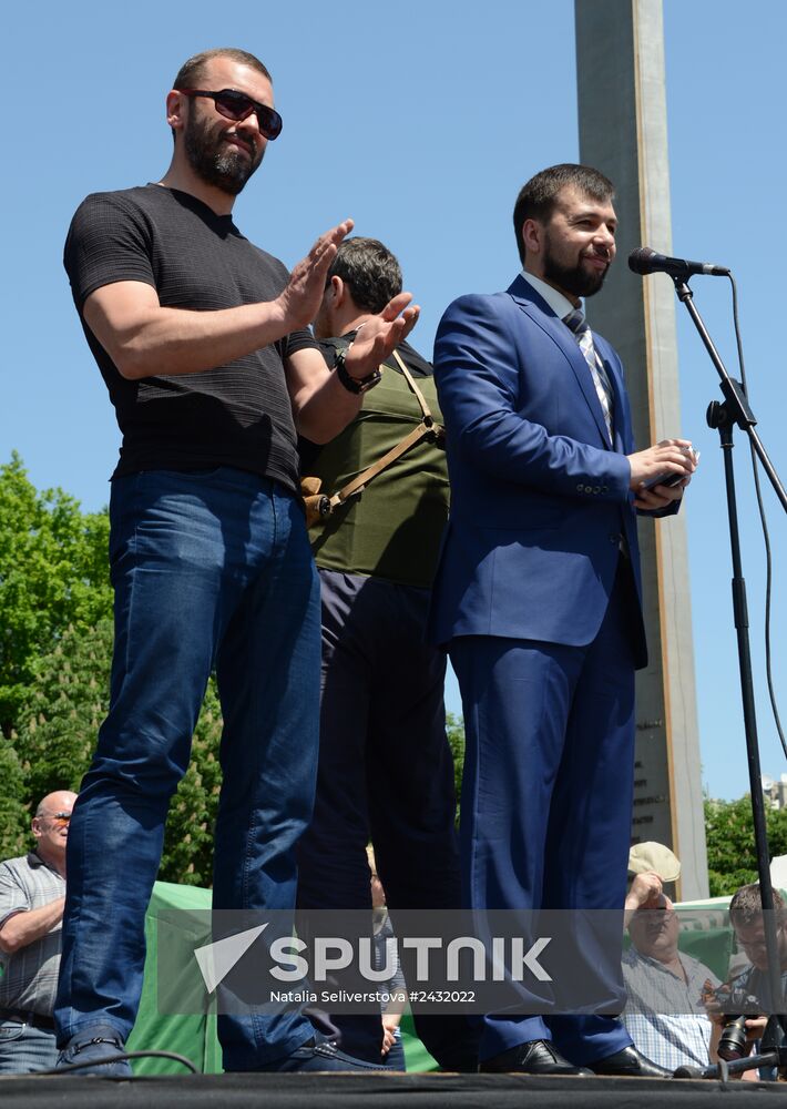 Rally in support of Donetsk People's Republic on Lenin Square in Donetsk