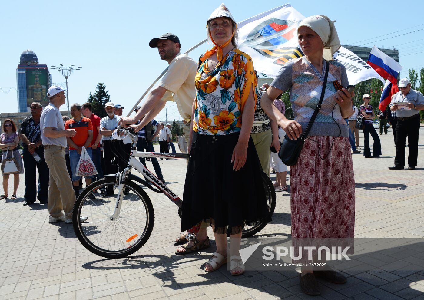 Rally in support of Donetsk People's Republic on Lenin Square in Donetsk