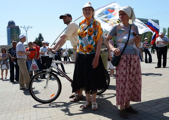 Rally in support of Donetsk People's Republic on Lenin Square in Donetsk